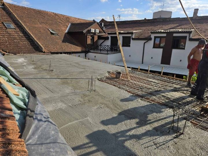 Izlivena betonska ploča na objektu