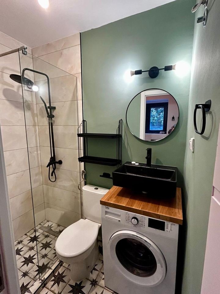 Renovirano kupatilo sa tuš kabinom — adaptacija stana Beograd