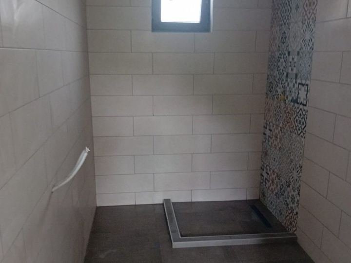 Popločano kupatilo pred kraj radova — adaptacija stana